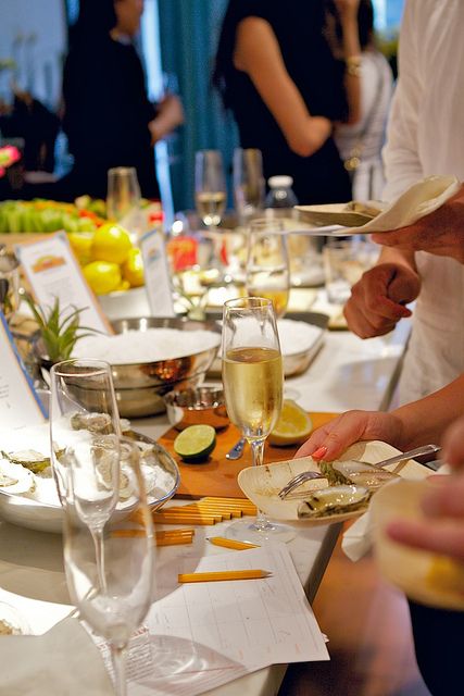 How to throw a fabulous oyster and champagne party Champagne And Oysters Party, Oyster And Champagne Party, Oyster Party Ideas, Easy Fancy Dinner Recipes, Oyster Roast Party, Easy Fancy Dinner, Champagne Beach, Champagne Tasting, Desserts Drinks