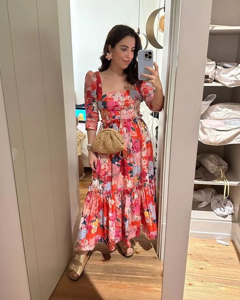 Floral Midi Dress Outfit, Western Frocks, Floral Midi Dresses, Dresses Travel, Vacation Dresses Casual, Women's Wardrobe Essentials, Meeting Outfit, Midi Dress Outfit, Blue Hill