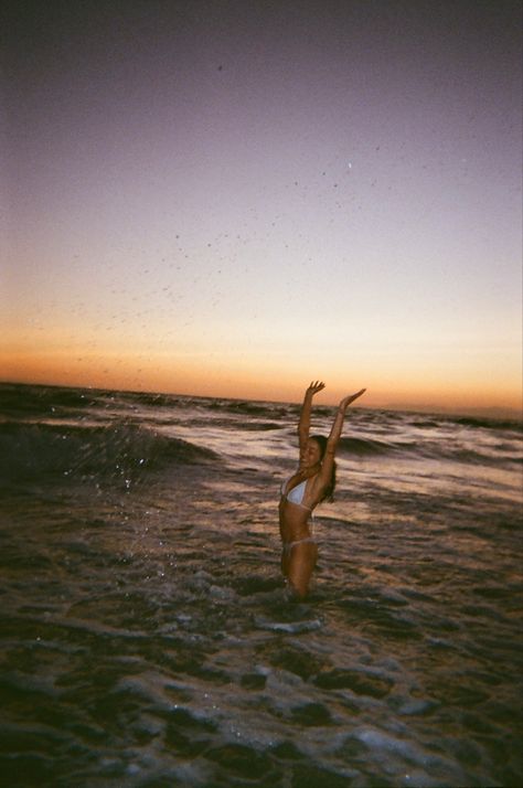 #film #disposable #summer #beach #aesthetic #sunset Selfies On The Beach, Beach Boho Aesthetic, Beach Disposable Pictures, Vacation Digital Camera Photos, Beach Film Aesthetic, Beach Posts, Digital Camera Photos Beach, Digital Camera Beach Pics, Disposable Camera Beach Pictures