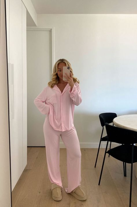 Pink Pajama Set Aesthetic, Pink Lounge Outfit, Baby Pink Outfit Aesthetic, Baby Pink Outfit Women, Pink Christmas Pjs, Pink Winter Party, Aesthetic Pyjamas, Winter Party Outfit, At Home Outfits