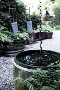 How To Make A Rain Chain, Taman Air, Rain Chain, Garden Deco, Water Features In The Garden, Rain Barrel, Have Inspiration, Rain Garden, Vintage Wine