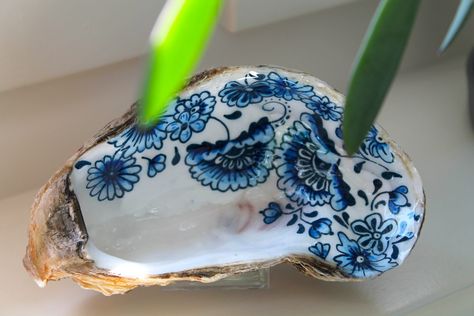 Houd je van schelpen én van blauw? Dan zijn deze kunstige oesters iets voor jou. Zeeuws Blauw maakt ze in allerlei patronen, stuk voor stuk uniek. Oyster Shell Crafts, Seashell Painting, Shell Crafts Diy, Painted Shells, Oyster Shells, Shell Art, Shell Crafts, Oyster Shell, Stone Rocks