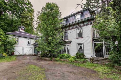 House With Veranda, Victorian Carriage House, Victorian Carriage, Tennessee Homes For Sale, Tennessee Homes, Carriage House Apartments, Tiny Castle, Queen Anne House, Historic Homes For Sale