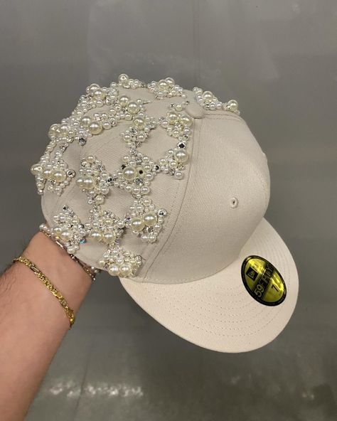 @edoardooalbertini's Louis Vuitton-inspired Yankee fitted. 😮‍💨 Yankee Fitted, Custom Fitted Hats, Customization Ideas, Arm Candies, Hat Aesthetic, Stylish Caps, Fits Aesthetic, Street Fashion Men Streetwear, Diy Fashion Clothing