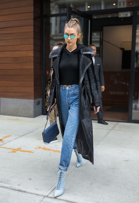 Cropped Sweatshirt Outfit, Gigi Hadid Street Style, Black Coats, Gigi Style, Gigi Hadid Outfits, Chose Outfit, Gigi Hadid Style, Magazine Fashion, Hadid Style