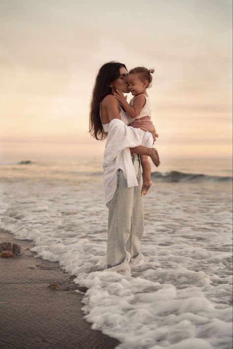 Baby Beach Pictures, Baby Beach Photos, Beach Photoshoot Family, Family Beach Session, Mother Baby Photography, Mommy And Me Photo Shoot, Family Photos With Baby, Family Portrait Poses, Family Beach Pictures