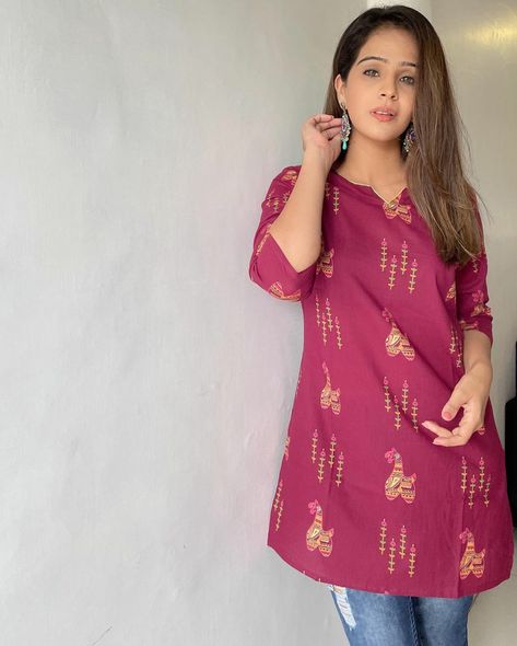 Office Wear Kurtis Working Woman, Wedding Outfits Indian, Short Kurti Designs, Cotton Dress Indian, Floral Dresses With Sleeves, Cotton Tops Designs, Bff Photography, Printed Kurtis, Patch Work Blouse Designs