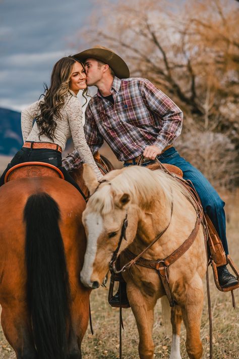 Couple Horse Photography, Horse Engagement Photos, Cowboy Shoot, Couple Western, Western Pics, Western Engagement Pictures, Western Photoshoot Ideas, Western Couple Photoshoot, Horse Couple