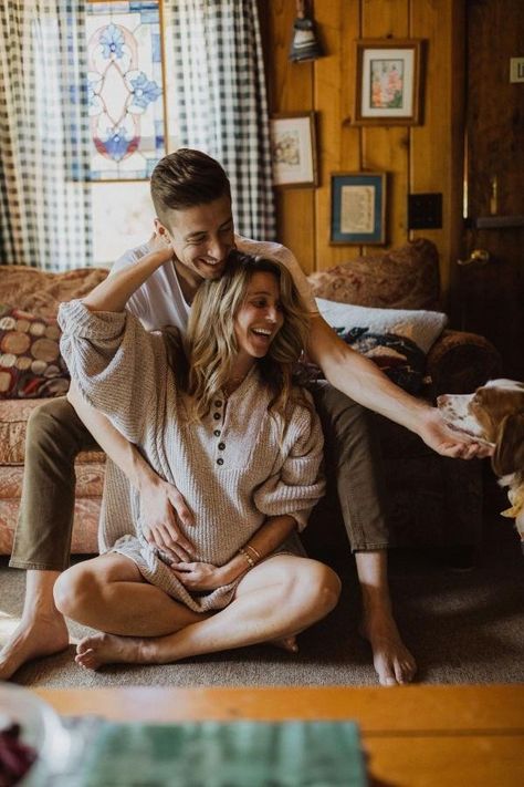 Home Maternity Photography, Indoor Maternity Photography, Maternity Photography Family, Maternity Photography Poses Couple, Photography Indoor, Maternity Photography Poses Pregnancy Pics, Maternity Photography Outdoors, Couple Pregnancy Photoshoot, Maternity Photoshoot Outfits