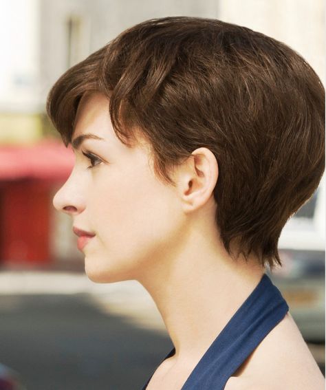 a Thick Hair Cuts, Natural Beauty Care, Womens Health Magazine, Lisa Bonet, Women Health Care, Hair And Makeup Tips, Workout Motivation Women, Side Profile, Anne Hathaway