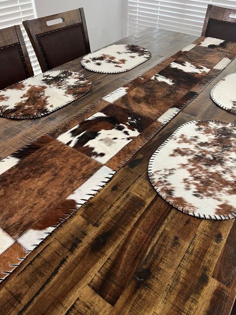 Cabin Western Decor, Cow Table Runner, Cow Hide Crafts, Western Dining Room Decor, Western Farmhouse Kitchen, Diy Western Home Decor, Western Home Ideas, Western Kitchen Ideas, Vintage Western Home Decor