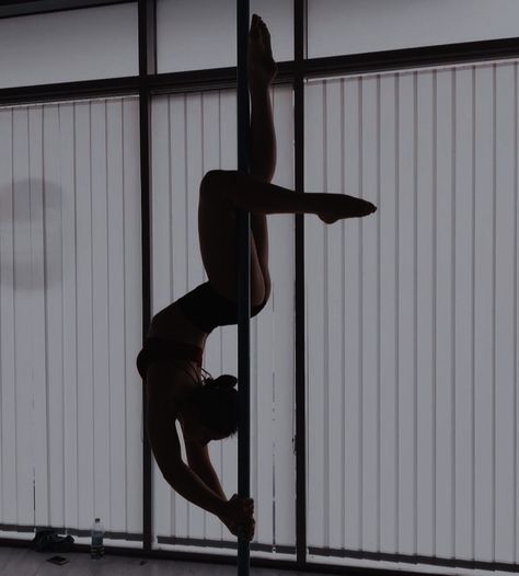 Pool Dance, Transférer Des Photos, Pole Classes, Rachel James, Dance Aesthetic, Pole Moves, Pole Tricks, Pole Art, Pole Dancing Fitness