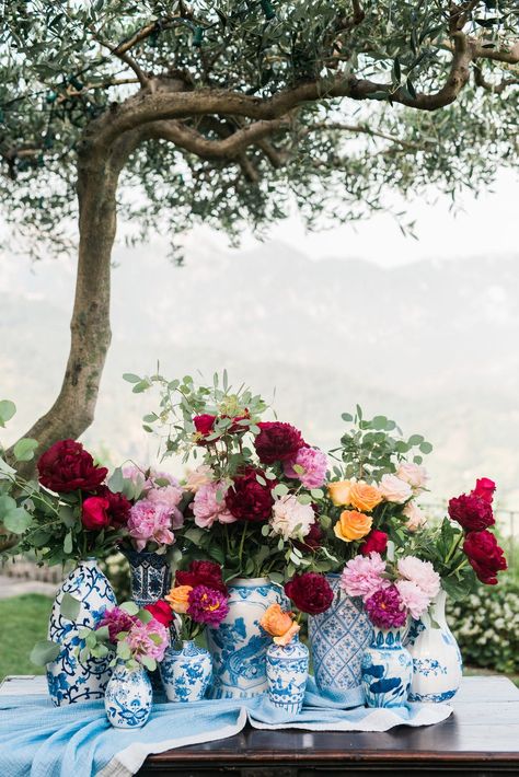 Photography: http://emmandclau.com | Floral design: http://www.malafronte.com | Read More: https://www.stylemepretty.com//www.stylemepretty.com/vault/image/6486070 Ginger Jar Wedding, Chinoiserie Wedding, Flower Composition, Amalfi Coast Wedding, Boda Mexicana, Blue And White Vase, Boho Chic Wedding, Wedding Vases, American Wedding