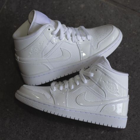 Nike Jordan 1 Mid Triple White . . Del:22cm al 25.5cm Preci Jordan 1 Mid Triple White, Photo Nike, Nike Jordan 1 Mid, Nike Jordan 1, Jordan Shoes Girls, Swimsuit Trends, Clothing Boxes, Nike Shoes Jordans, Nike Air Shoes