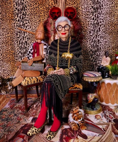 Iris Apfel, 101-year-old Style Icon - Gail Brinson Ivey Iris Fashion, Mode Hippie, Advanced Style, Ageless Style, Rare Birds, Old Woman, Miami Fashion, Aging Gracefully, Looks Style