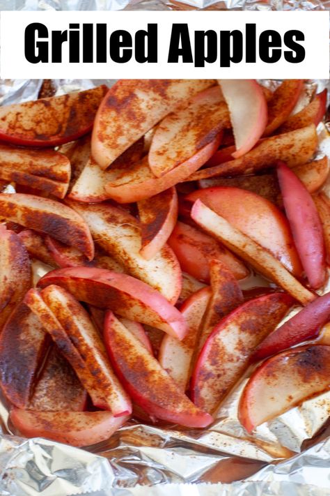 Grilled Apples, Grilled Fruit Recipes, Grilled Desserts, Sliced Apples, Fruit Dessert Recipes, Grilled Fruit, Fruit Crisp, Summer Grilling Recipes, Cinnamon Brown