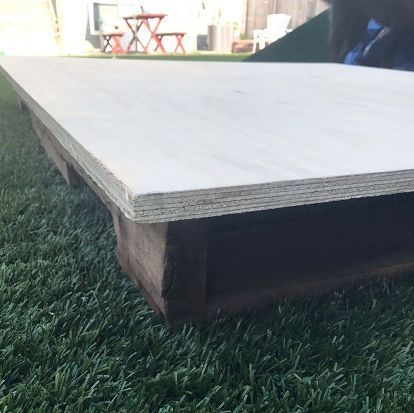 Dog Platform Outdoor, Outside Dog Bed, Shade For Dogs, Raised Dog Beds, Pallet Dog Beds, Dog Lounge, Diy Cat Tree, Outdoor Dog Bed, Pallet Beds