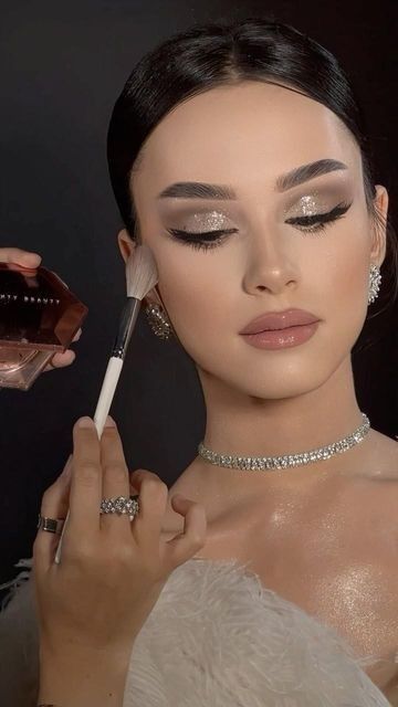 Makeup On Lavender Dress, Prom Makeup Looks For Black Dress Brown Eyes, Shimmery Makeup Looks, Prom Makeup Looks For Gold Dress, Champagne Glam Makeup, Makeup Aesthetic Ideas, Nikkah Makeup Looks Simple, Pakistani Wedding Guest Makeup Look, Makeup Novia