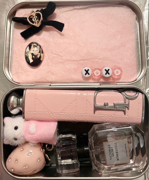 Altoids Wallet Calico Critters, Wallet Coquette, Sylvanian Families Aesthetic, Pink Audrey Hepburn, Altoids Wallets, Altoid Wallet, Tin Wallet, Wallet Inspiration, Altoids Wallet