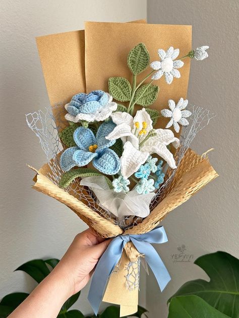 Blue Lily Bouquet, Rose And Tulip Bouquet, Crochet Lily, Blue Flowers Bouquet, Bouquet Crochet, Flower Boquet, Crochet Flowers Easy, Lily Bouquet, Crochet Bouquet