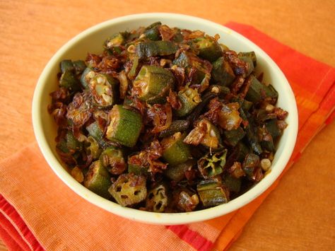 okra-fry-recipe Indian Okra, Bhindi Fry, Okra Curry, Okra Fries, Traditional Indian Food, Okra Recipes, Kerala Food, Pasta Primavera, Indian Spices