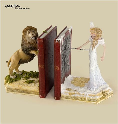 Aslan and White Witch bookends. Narnia Lion, Animal Bookends, Geek Home Decor, Geek Decor, White Witch, Book Ends, Disney Decor, Geek Life, Chronicles Of Narnia