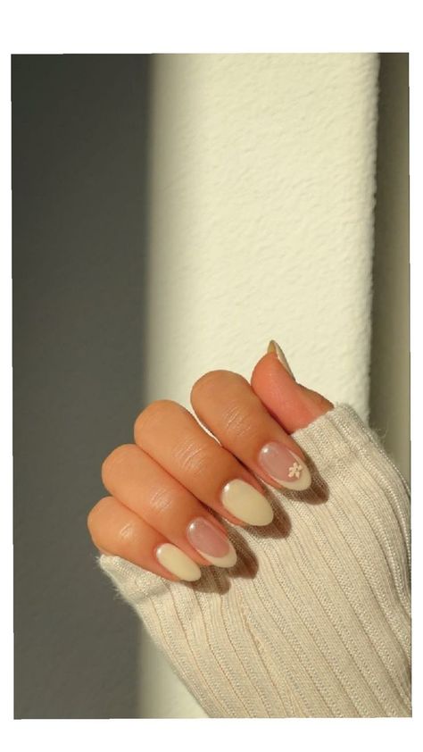 Nail Ideas Vanilla, Vanilla Girl Nails Almond, Vanilla Nails Acrylic, Aesthetic Minimal Nails, Vanilla Chrome Nails With Design, Vanilla Chrome French Nails, Vanilla Cream Nails, Vanilla Nails Design, Almond Nails Designs Fall 2023