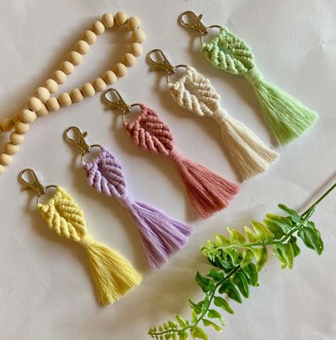 Easy Bookmarks, Macrame Bookmarks, Macrame Key Chains, Beautiful Keychains, Clove Hitch Knot, Crochet Lanyard, Keychains Diy, Simpul Makrame, Pola Macrame