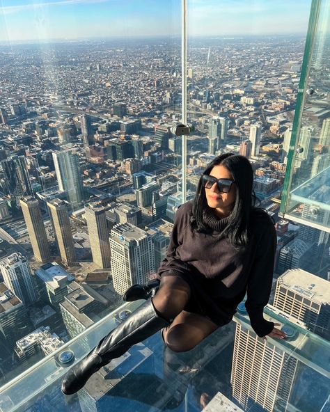 Skydeck Chicago Poses, Chicago Fits, Wake Up In The Sky, Chicago Skydeck, Skydeck Chicago, Chicago Trip, Chicago Travel, Creative Instagram Photo Ideas, Chicago Illinois