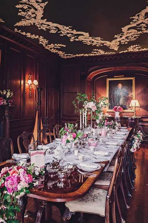 Victorian Wedding Ideas for Your Old-World-Inspired Affair Victorian Wedding Theme, Victorian Dining Room Decor, Victorian Wedding Decor, Modern Victorian Wedding, Victorian Wedding Themes, Victorian Style Wedding, Dining Room Victorian, Victorian Modern, Aesthetic Interior Design