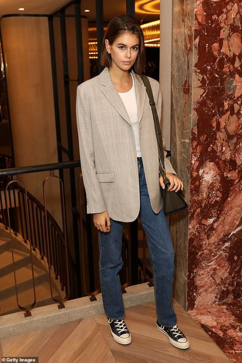 Hailey Rhode Baldwin, Kaia Gerber Style, Supermodel Style, Off Duty Outfits, Converse Style, Outfit Formulas, Outfits With Converse, Kaia Gerber, Cindy Crawford