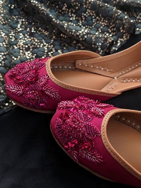 Pakistani Khussa, Jutti Flats, Punjabi Culture, Indian Shoes, Punjabi Jutti, Make Up Videos, Embroidery Shoes, Footwear Design Women, Outfit Goals