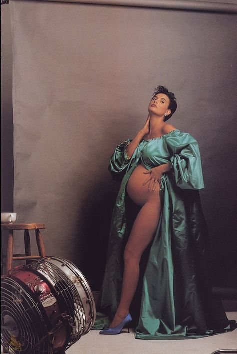 Demi Moore, seven months pregnant with daughter Scout, photographed by Annie Leibovitz for Vanity Fair’s August 1991 issue. Demi Moore Pregnant, Anne Leibovitz, Annie Leibovitz Photos, Annie Leibovitz Photography, Pregnant Model, Pregnant Celebrities, Annie Leibovitz, Demi Moore, Pregnancy Shoot