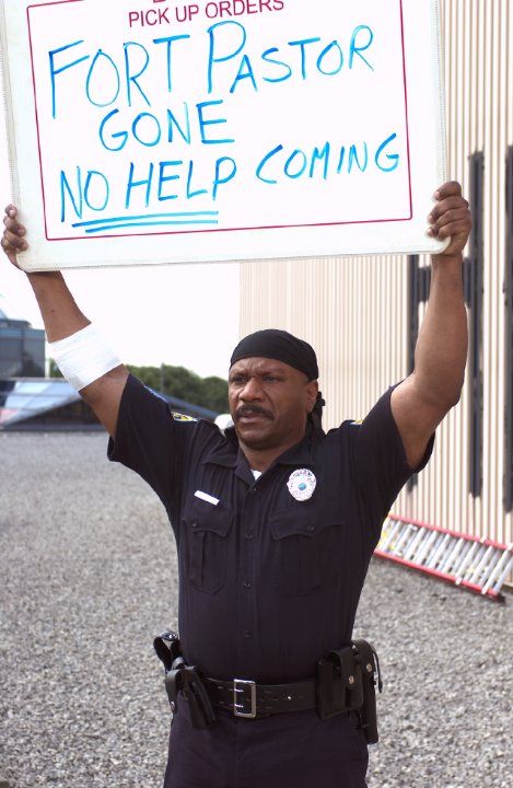 Ving Rhames in Dawn of the Dead (2004) Apocalyptic Movies, Dawn Of The Dead, Best Zombie, Dead Man Walking, Zombie Movies, Thriller Movies, Survival Games, Stuff And Thangs, Dead Man