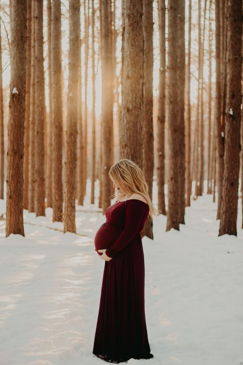 Snow Maturity Photoshoot, Maternity Photo Shoot Ideas Winter Indoor, Outdoor Winter Maternity Shoot Snow, Maternity Photos In The Snow, Winter Maternity Shoot Ideas, Snowy Maternity Pictures, Snow Maternity Shoot, Maternity Photo Winter, Snowy Maternity Photoshoot