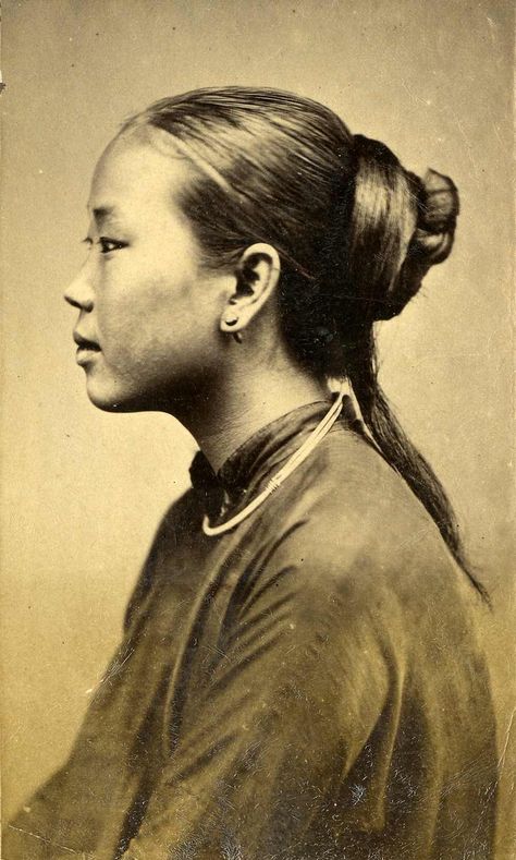 Vietnamese Hairstyles, Turandot Opera, Ancient Vietnam, Head Anatomy, Vietnamese History, Vietnamese Clothing, Side Portrait, Vietnam History, Asian Painting