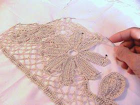 Irish Crochet Flowers, Mesh Stitch, Russian Crochet, Irish Crochet Motifs, Irish Crochet Patterns, Intricate Crochet, Irish Crochet Dress, Form Crochet, Irish Lace Crochet