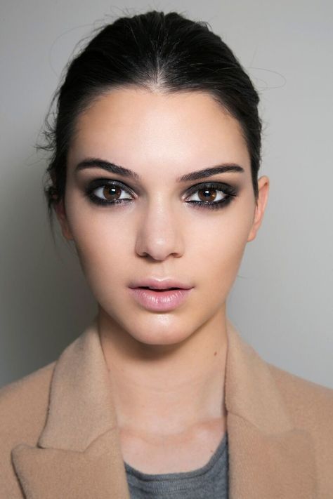 Smoky Eye Tutorial by Lisa Eldridge Trucco Smokey Eye, Smoky Eye Tutorial, Fall Makeup Trend, Makijaż Smokey Eye, Make Up Looks, Smokey Eyes, Fall Makeup, Makeup Designs, Smokey Eye Makeup