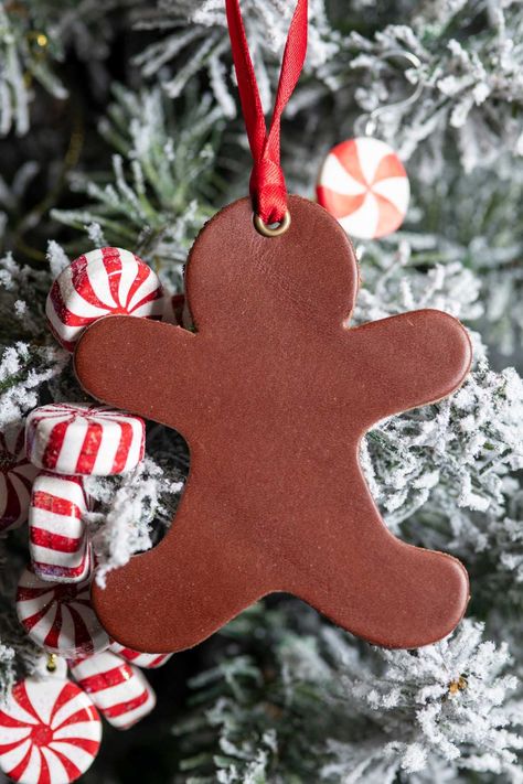 Diy Leather Ornaments, Leather Christmas Ornaments, Christmas Silhouettes, Leather Christmas Gifts, Leather Christmas, Emprendimiento Ideas, The Gingerbread Man, Leather Working Patterns, Ornament Craft