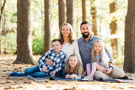 Large Family Portraits, Outdoor Family Photoshoot, Fall Family Outfits, Family Studio Photography, Family Mini Sessions, Family Photoshoot Poses, Family Maternity Photos, Fall Family Photo Outfits, Family Picture Poses