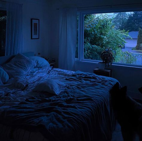 Bed Aesthetic Night, Blue Aesthetic Art, Blue Hour Aesthetic, Navy Blue Aesthetic, Dark Blue Rooms, Pretty Bedrooms, Aesthetic Nostalgia, Blue Aesthetics, 2020 Aesthetic