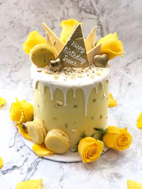 Yellow rose elegant cake with yellow macarons and gold touches Birthday Cake Yellow Theme, Birthday Cake Yellow, Cakes Yellow, Yellow Wedding Cake, Cake Yellow, 70th Birthday Cake, Yellow Theme, Birthday Flower, Celebration Cake