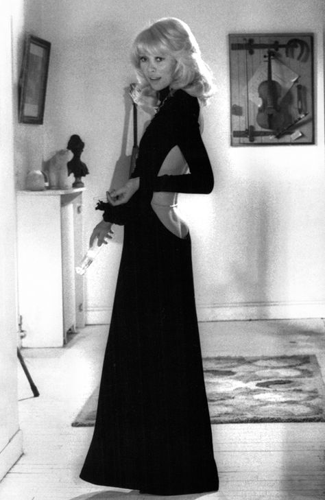 Les scènes mode les plus cultes du cinéma. Le Grand Blond. This. Dress! Mireille Darc, Guy Laroche, Catherine Deneuve, French Actress, French Girl, Vogue Paris, Mode Inspiration, Old Hollywood, A Black