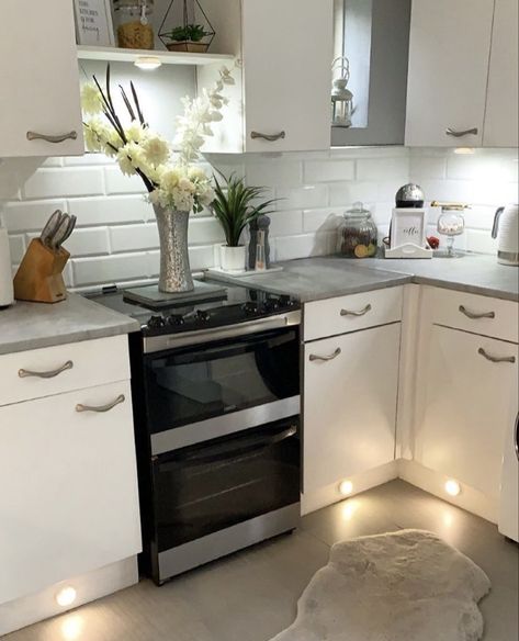 A SAVVY single mum-fo-two has shared how she has overhauled her shabby living room and kitchen with just £218. 29-year-old Charli Jones from Berkshire, moved into her new housing association home in March with her two children.  Feeling like the property lacked personality and the majority of the decor was “plain and boring”, the smart […] Shabby Living Room, Council House, Living Room And Kitchen, Life On A Budget, Grey Home, Single Mum, Old Room, House Design Kitchen, New Kitchen