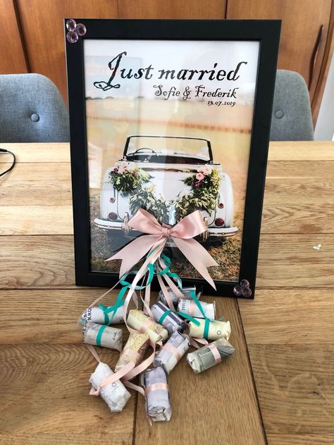 Inspired by pin s://pin.it/5vTBuLr Wedding Gift Money, Creative Money Gifts, Diy Wedding Gifts, Wedding Koozies, Wedding Money, Inexpensive Wedding, Money Gift, Ceremony Location, Wedding Night