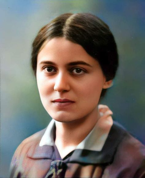 a.k.a. St. Edith Stein St Edith Stein, Edith Stein, Santi Cattolici, Saint Teresa, Thérèse Of Lisieux, St Therese Of Lisieux, Brown Fits, St Therese, Faith Inspiration