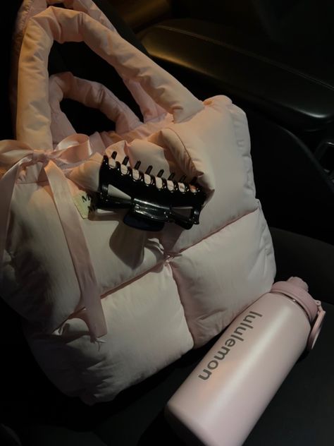 My Mum Made It Bag Aesthetic, My Mum Made It Puffer Bag Aesthetic, Puffer Pink Bag, Lululemon Water Bottle Aesthetic, My Mom Made It Bag, My Mum Made It Puffer Bag, My Mom Made It Puffer Bag, Puffer Tote Bag Outfit, Puffer Bag Aesthetic