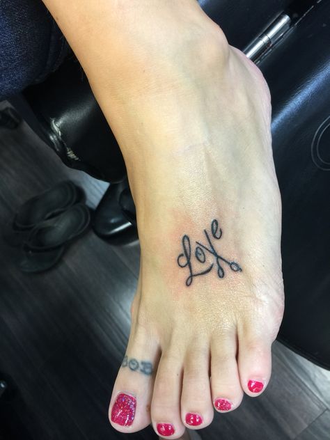 Hairstylist tattoo! Shear Tattoos, Cosmetologist Tattoo, Cosmetology Tattoos, Shears Tattoo, Hairdresser Tattoos, Hairstylist Tattoos, Tattoo On Foot, Razor Cuts, Lower Back Tattoo Designs