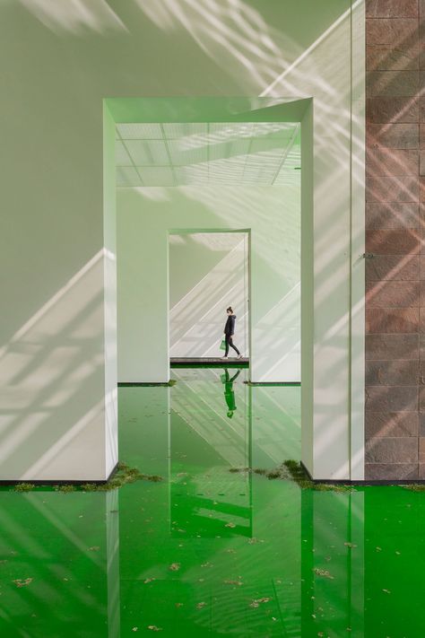 Olafur Eliasson, LIFE, 2021. Installation view: Fondation Beyeler, Riehen/Basel, 2021. Courtesy of the artist; neugerriemschneider, Berlin; Tanya Bonakdar Gallery, New York / Los Angeles © 2021 Olafur Eliasson. Photo:Pati Grabowicz Olafur Eliasson Water, Green Installation Art, Olafur Eliasson Installation, Emotional Architecture, Green Installation, Flooded City, Water Installation, Studio Olafur Eliasson, Icelandic Artists