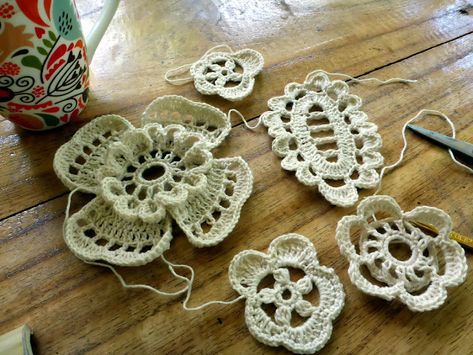 Irish Crochet Patterns Free, Irish Crochet Tutorial, Irish Lace Crochet Pattern, Irish Crochet Flowers, Crochet Puff Flower, Crochet Necklace Pattern, Russian Crochet, Irish Crochet Motifs, Crochet Leaf Patterns